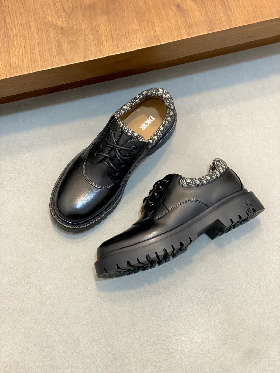 [DIOR] Top P: 820💰 Size: 39-44 (38.45. Can be customized) 2025ss Dior Dio* - Autumn and winter luxury men's moccasin shoes, purely handmade, both inside and outside are imported first-layer cowhide, high-end boutique and exquisite craftsmanship. Original TPU combination outsole. Wear a noble gentleman's taste. The best last type has been carefully debugged. Comfortable.